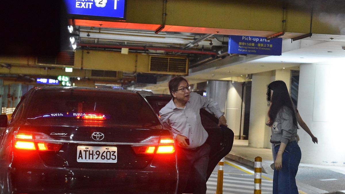 監委林郁容(左)被爆疑似動用公務車接送親友往返機場。(取自林國春臉書) 監委林郁容(左)被爆疑似動用公務車接送親友往返機場。(取自林國春臉書)