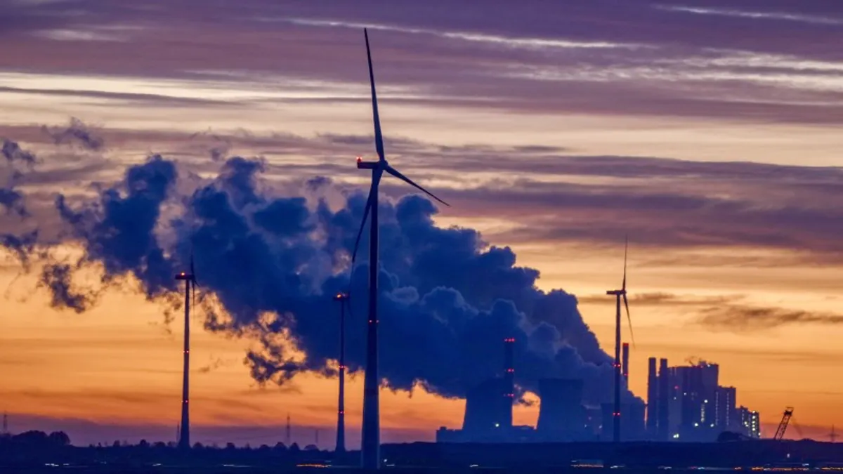 全球排碳量大幅成長,碳費開徵在即。(資料照,AP)