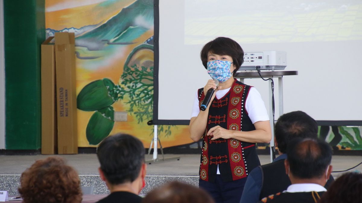 台東縣長饒慶鈴率團隊進入金峰鄉,與縣民進行對談,傾聽縣民意見。(圖/臺東縣政府國際發展及計畫處提供) 台東縣長饒慶鈴率團隊進入金峰鄉,與縣民進行對談,傾聽縣民意見。(圖/臺東縣政府國際發展及計畫處提供)