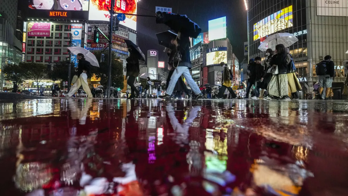 東京新宿鬧區的夜間人潮。(美聯社)