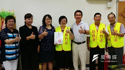 新竹營造業者透過新竹市恩德會,將10輛電動機車捐贈給新竹市自閉症協進會等七個社福團體。(圖/方詠騰攝)