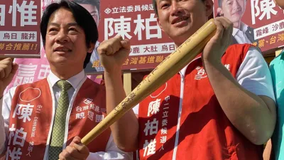 前行政院長賴清德(左)11日上午前往台中第2選區,輔選台灣基進立委參選人陳柏惟(右)。(陳柏惟團隊提供)