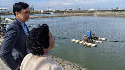 海洋局張漢雄向漁民關心目前養殖狀況(左邊為張局長、右邊為蔡蘇麗華養殖戶)。(圖/高雄市海洋局提供)