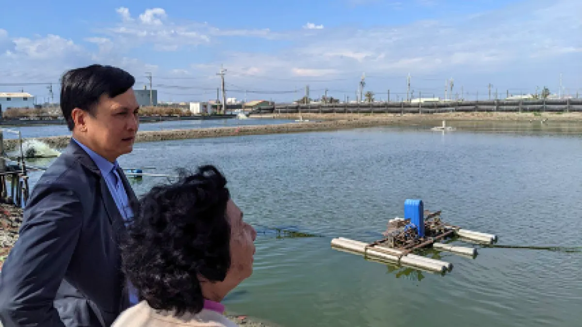 海洋局張漢雄向漁民關心目前養殖狀況(左邊為張局長、右邊為蔡蘇麗華養殖戶)。(圖/高雄市海洋局提供)