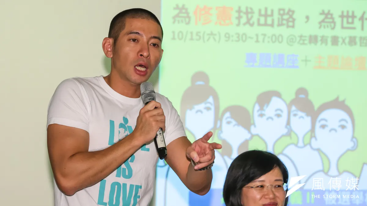 20161015-公民教師行動聯盟黃益中老師15日出席「為修憲找出路,為世代求正義」公共論壇,他說,降低選舉年齡固然是大家的共識,但根本問題是「保證金」。(顏麟宇攝)