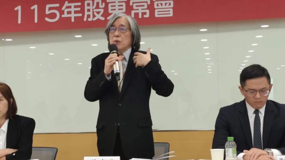 網家17日召開股東常會,對於公司表現,網家董事長詹宏志(中)表示「每天希望明天就獲利。」(中央社)