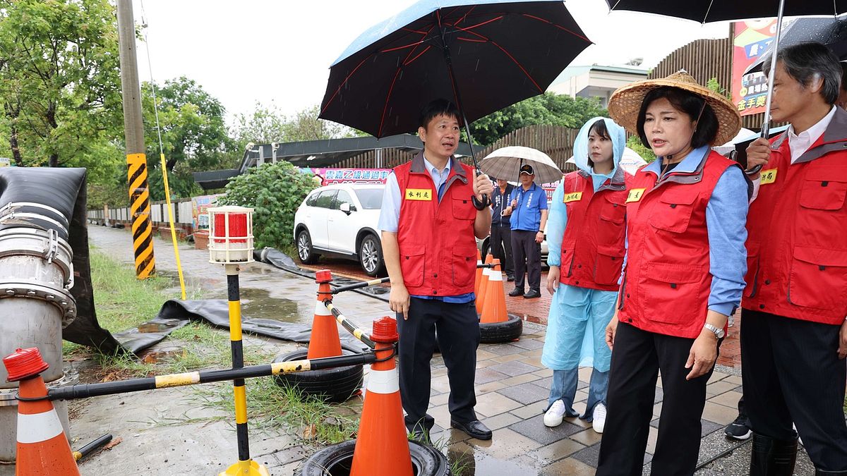 雲林縣長張麗善率縣府團隊前往北港鎮視察防汛整備情形。(圖/雲林縣政府水利處提供) 雲林縣長張麗善率縣府團隊前往北港鎮視察防汛整備情形。(圖/雲林縣政府水利處提供)