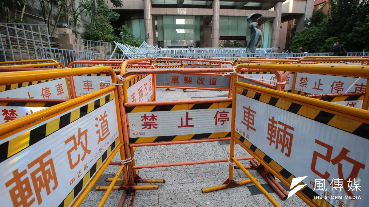 勞動部外架起層層交叉改道牌、多層鐵馬護欄與白拒馬封鎖一整個廣場,引發網友大肆抨擊。(顏麟宇攝)