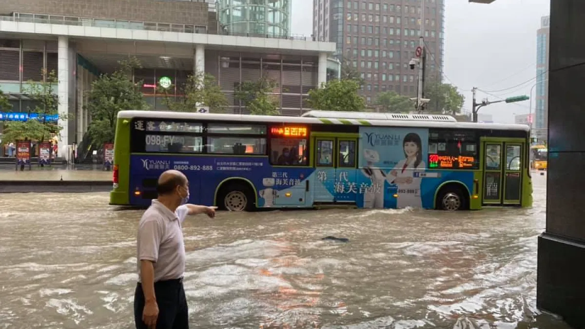 雙北豪雨,各地傳出淹水災情。(圖/網友Lien Yi-Chun授權提供)