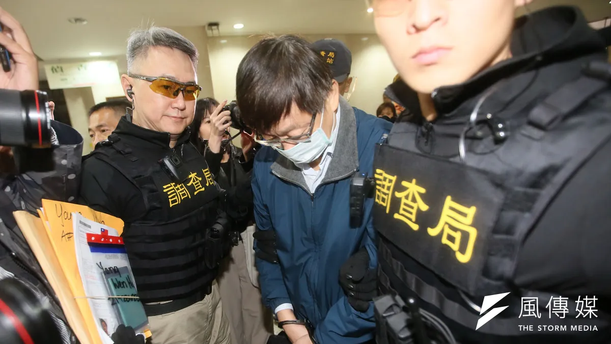潤寅老董楊文虎(中)逃亡海外,遭調查局跨海緝捕歸案。(柯承惠攝)