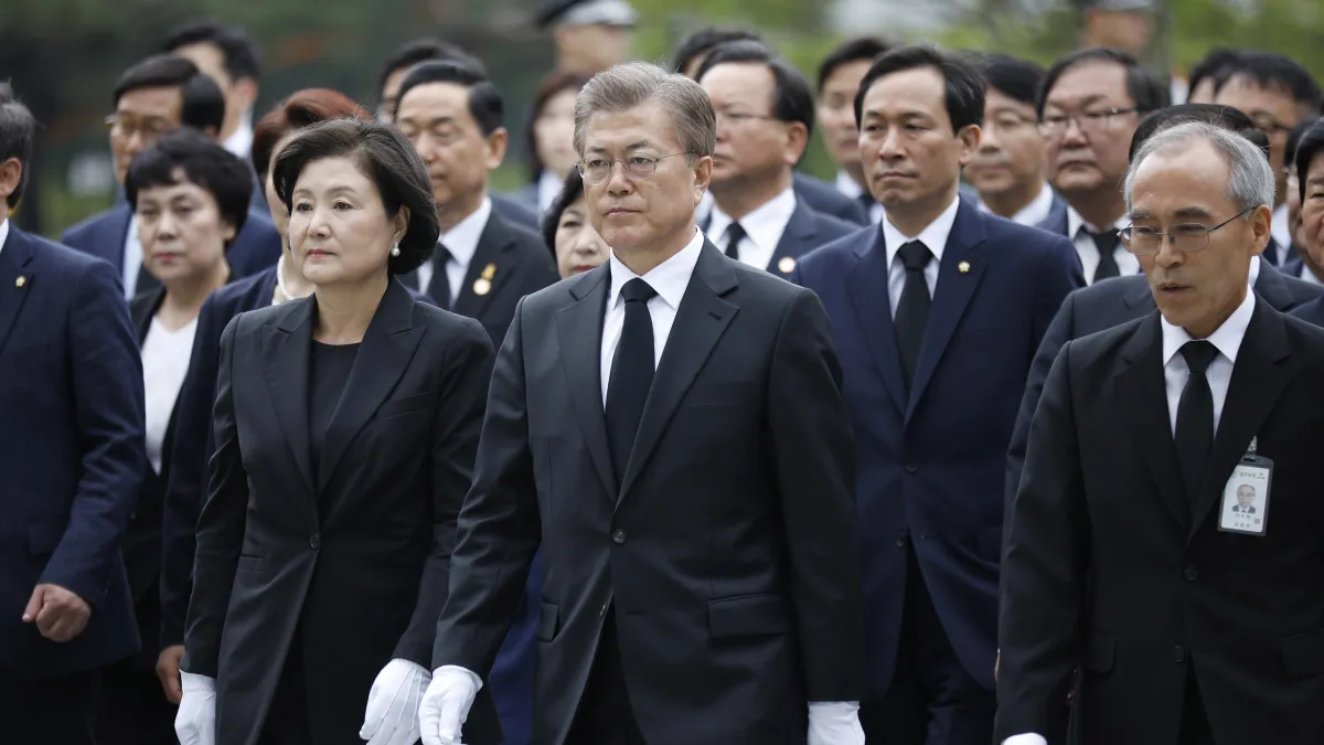 文在寅在首爾顯忠院悼念陣亡將士。(美聯社)