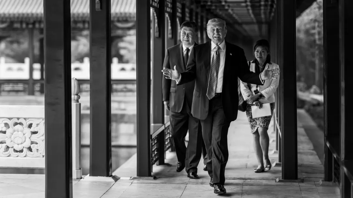 2026年5月15日,美國總統川普與中國國家主席習近平同遊中南海。(白宮官網)