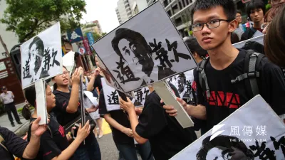 婦援會於日本台灣交流協會前,召開「歷史不容抹滅,日本政府道歉!814國際慰安婦紀念日抗議行動」,年輕學生紛紛高舉安倍道歉的手板。(顏麟宇攝)