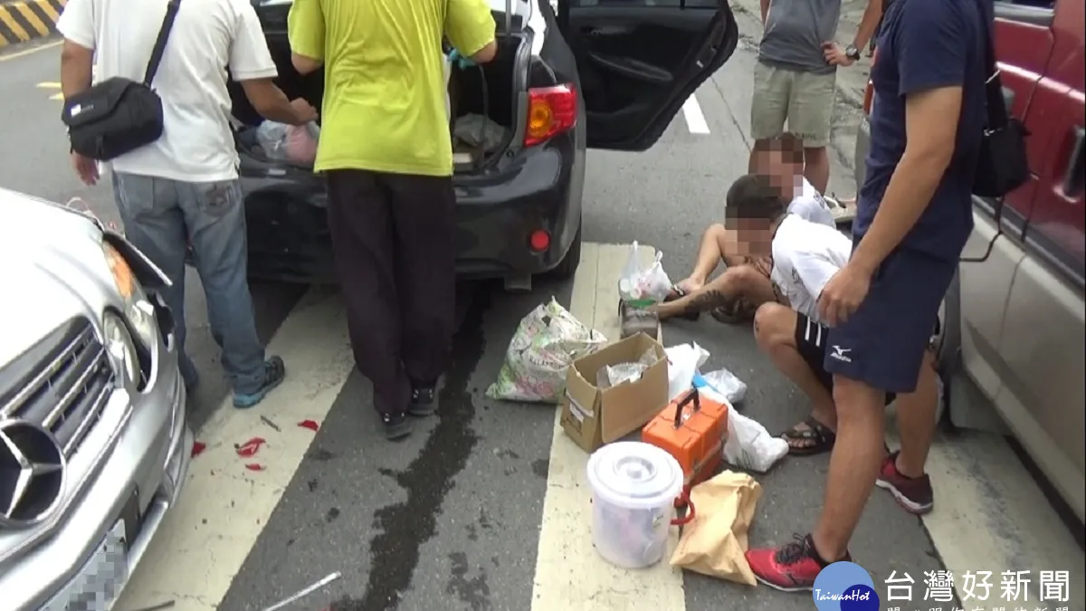 賓士車頭撞毀! 只為助警緝毒