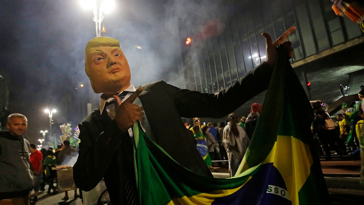 2018年10月28日,極右派巴西社會自由黨候選人博索納羅當選總統,支持者扮成川普慶賀。(美聯社) 2018年10月28日,極右派巴西社會自由黨候選人博索納羅當選總統,支持者扮成川普慶賀。(美聯社)