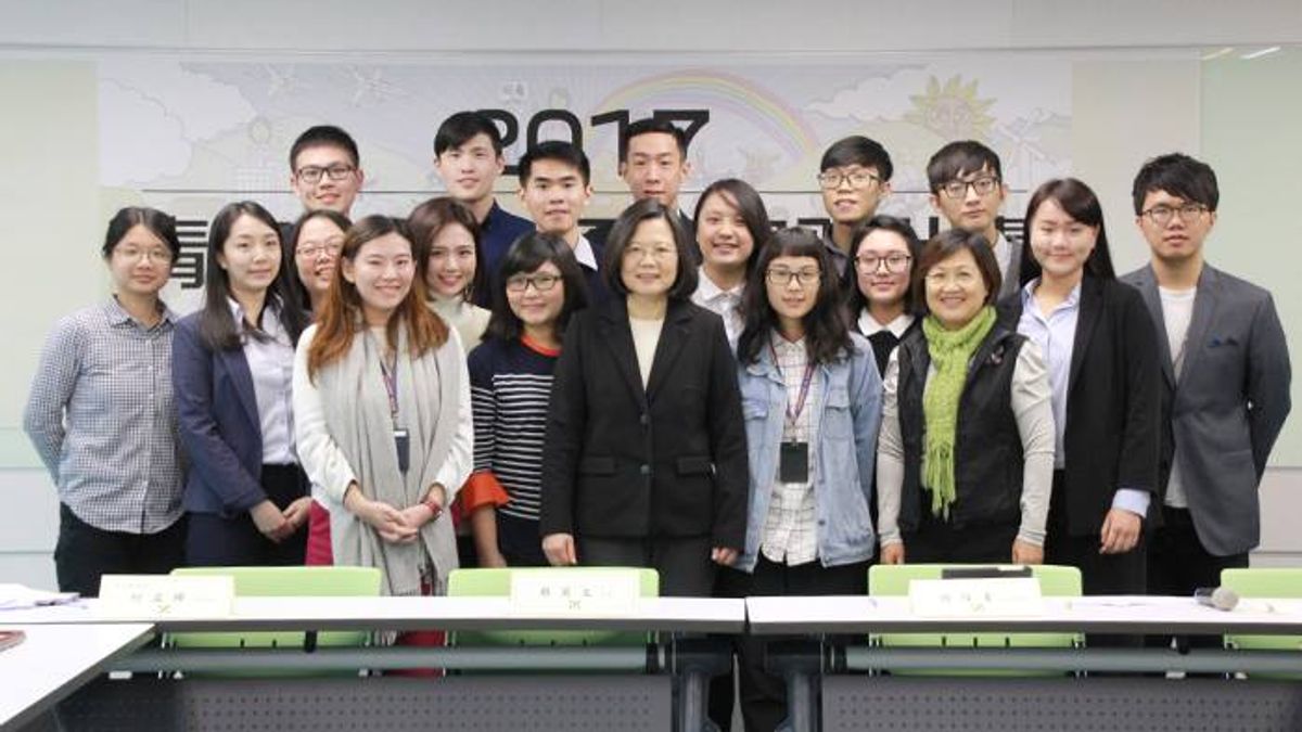 20180117-民進黨舉辦「2017青年入陣:政治實習計畫」結業式,總統蔡英文到場致贈結業證書。(民主進步黨官網提供) 20180117-民進黨舉辦「2017青年入陣:政治實習計畫」結業式,總統蔡英文到場致贈結業證書。(民主進步黨官網提供)