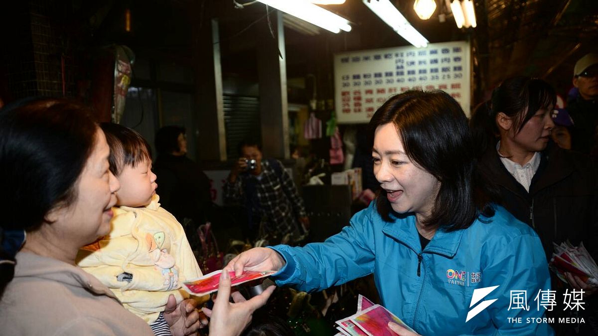 高婉倩11日赴板橋掃街,沿途發暖暖包。(林俊耀攝) 高婉倩11日赴板橋掃街,沿途發暖暖包。(林俊耀攝)