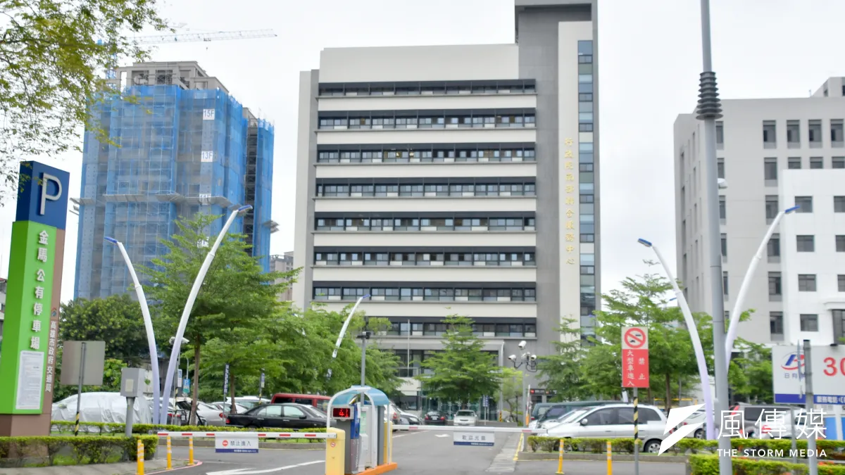 政院南部中心新大樓鋼筋混擬土構造南北向建物,採黃金級綠建築及銀級智慧建築規劃設計,完工後成為公共工程綠能新指標。(圖/徐炳文攝)