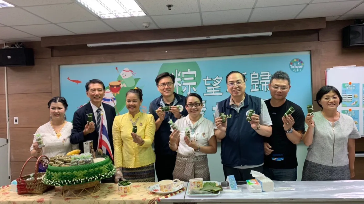 與會來賓學習包泰國香蕉糯米粽,移民署桃園市服務站主任林萬益(右三),移民署秘書室主任林澤謙(左四)。圖/ 新住民全球新聞網提供