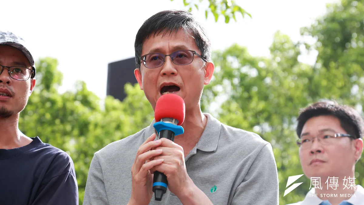 雙方協調後,環保署副署長詹順貴表示:「在配套補助措施方案出來之前,不會加嚴老舊車輛廢氣的排放標準」。(簡必丞攝) 雙方協調後,環保署副署長詹順貴表示:「在配套補助措施方案出來之前,不會加嚴老舊車輛廢氣的排放標準」。(簡必丞攝)