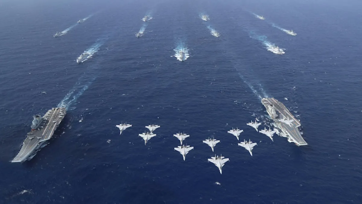 2024年10月、「遼寧」空母と「山東」空母の編隊が南シナ海で初の「双空母」演習を実施。(中国中央テレビ軍事WeChat公式アカウントより) 2024年10月、「遼寧」空母と「山東」空母の編隊が南シナ海で初の「双空母」演習を実施。(中国中央テレビ軍事WeChat公式アカウントより)