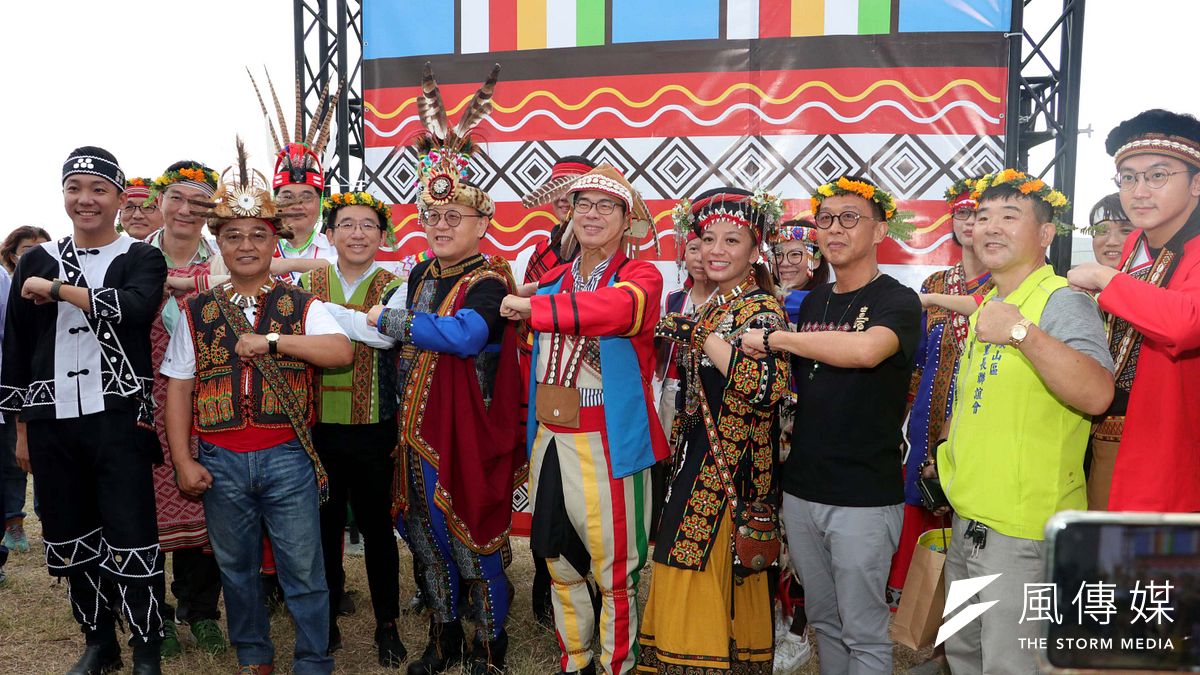 高市府原民會於17日舉辦原住民族聯合豐年節,市長陳其邁(中)率各局處首長身穿原民傳統服飾現身會場。(圖/徐炳文攝) 高市府原民會於17日舉辦原住民族聯合豐年節,市長陳其邁(中)率各局處首長身穿原民傳統服飾現身會場。(圖/徐炳文攝)