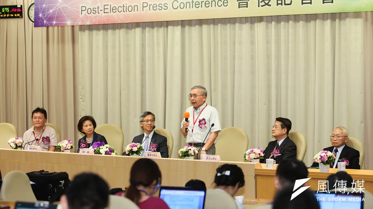 中研院院士會議決議組成「中研院組織與運作改進委員會」,圖為中研院院士會議後記者會,(左起)新科院士鍾孫霖、陳鈴津、 院長廖俊智、副院長王瑜、鄭清水、吳玉山、李琳山。(陳明仁攝)