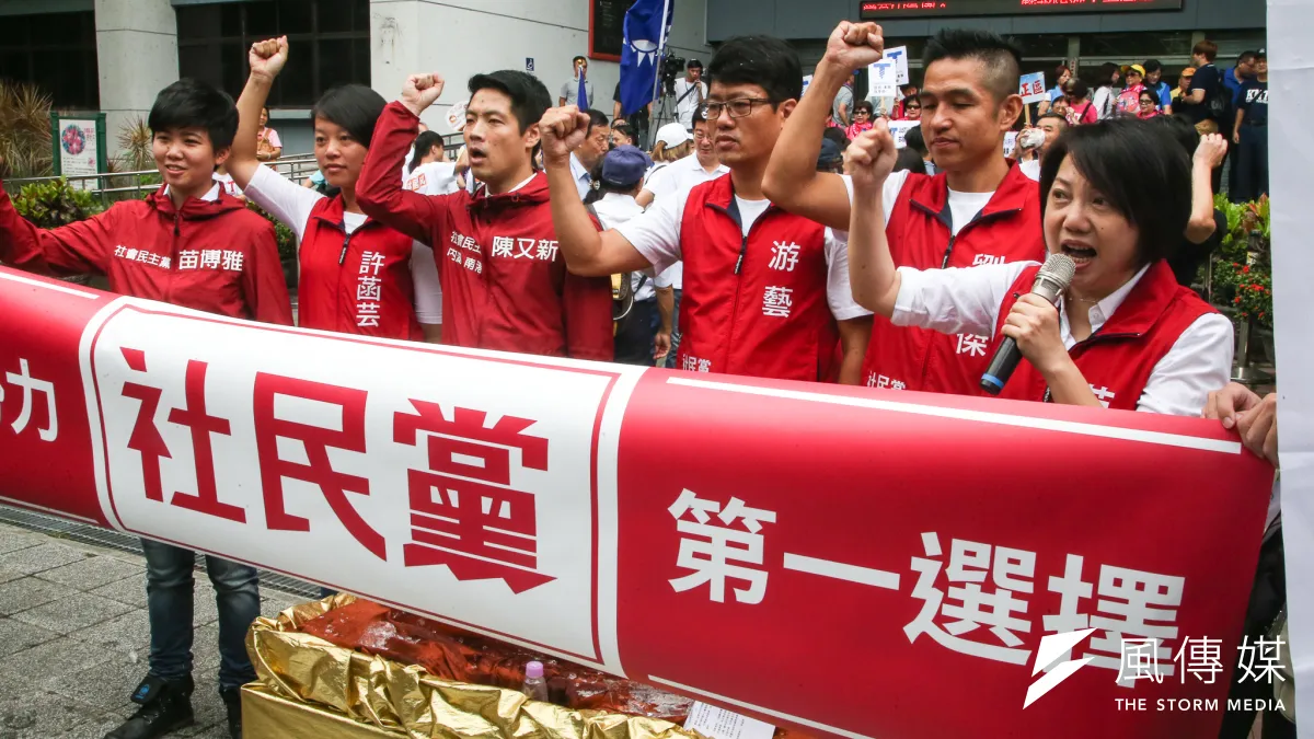 社會民主黨5位台北市議員參選人27日在召集人范雲(右1)率領下,前往台北市選舉委員會登記參選。(陳明仁攝)