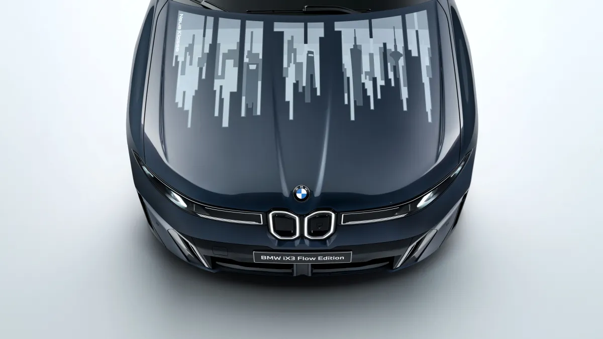 首款導入電子紙技術並正式邁向量產的BMW iX3 Flow Edition,成功導入車規級E Ink Prism™黑白軟性電子紙技術。(汎德提供)