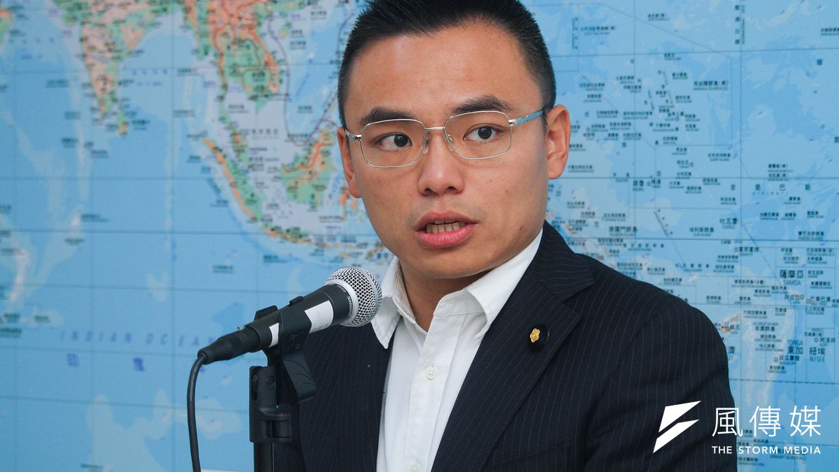 有教師陳情,教育部發文要校方調查學生家長無薪假狀況,竟要求在1天內回報。對此,國民黨立委洪孟楷(見圖)批評根本是要教師敷衍了事。 (資料照,蔡親傑攝) 有教師陳情,教育部發文要校方調查學生家長無薪假狀況,竟要求在1天內回報。對此,國民黨立委洪孟楷(見圖)批評根本是要教師敷衍了事。 (資料照,蔡親傑攝)