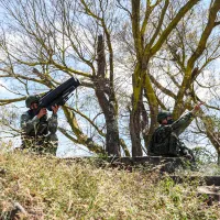 ドローンをはじめとする無人兵器はすでに現代戦における重要な兵器となっているが、台湾軍の対処能力に対しては外部から疑問の声が上がっている。写真は対ドローンジャマーを構える兵士。(写真/軍聞社提供) ドローンをはじめとする無人兵器はすでに現代戦における重要な兵器となっているが、台湾軍の対処能力に対しては外部から疑問の声が上がっている。写真は対ドローンジャマーを構える兵士。(写真/軍聞社提供)