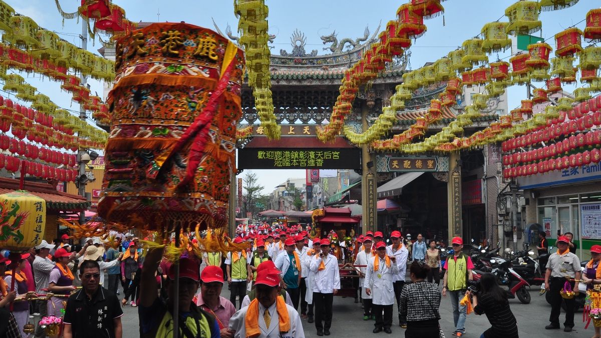 瘋媽祖熱潮 秀傳醫師穿白袍抬轎 瘋媽祖熱潮 秀傳醫師穿白袍抬轎