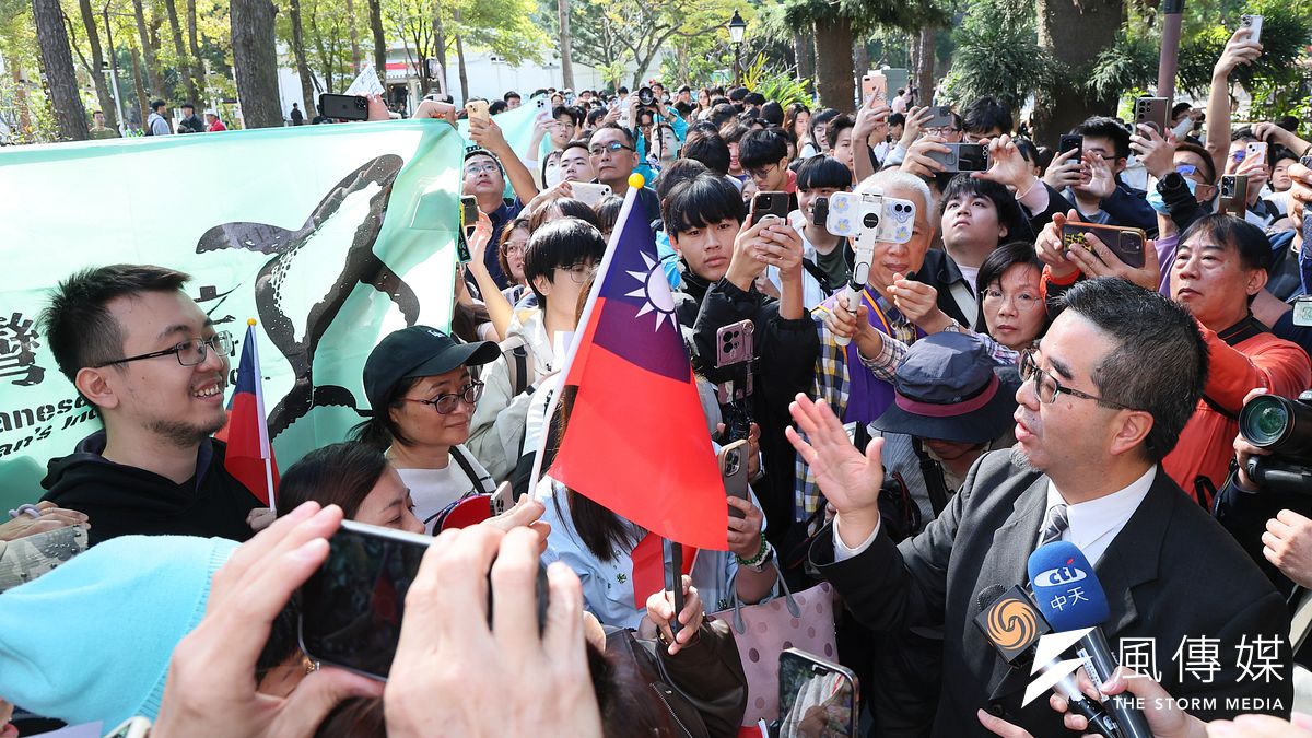 陸生團到新竹清華大學參訪,抗議學生強硬要求馬英九基金會執行長蕭旭岑拿國旗。(顏麟宇攝) 陸生團到新竹清華大學參訪,抗議學生強硬要求馬英九基金會執行長蕭旭岑拿國旗。(顏麟宇攝)