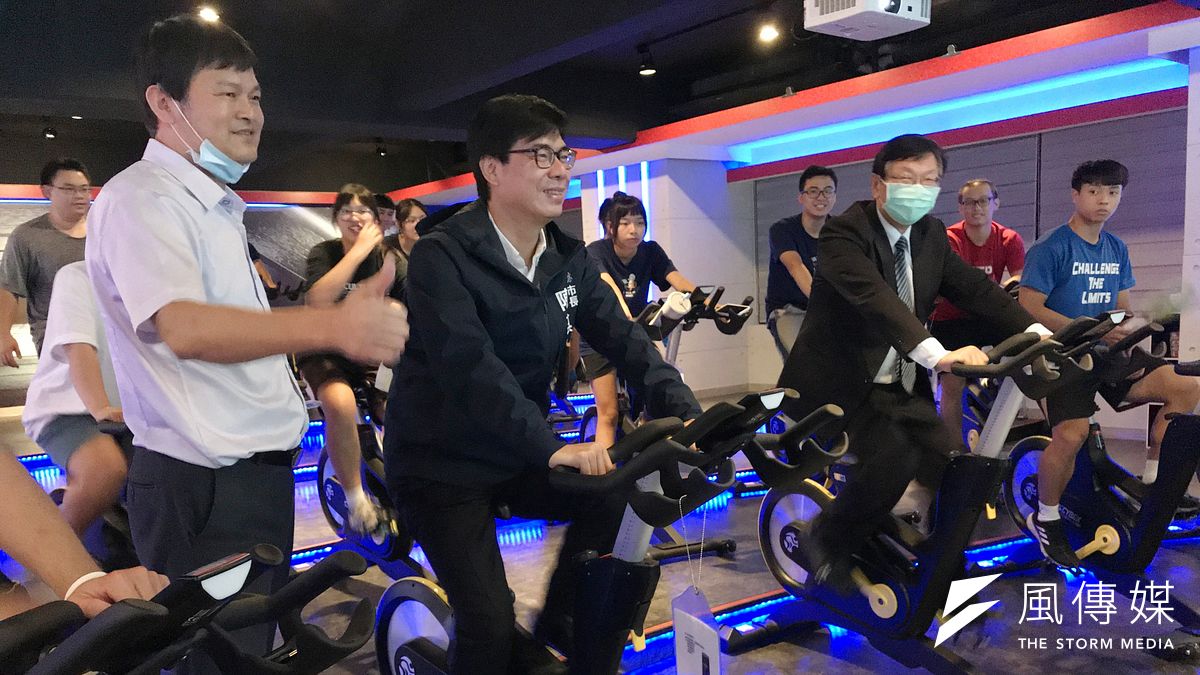輔英科大校長顧志遠(右二)帶領市長陳其邁(左二)參觀南高雄幸福健康國民運動中心,他看到飛輪教室的健身車採自發電配合超大螢幕,大讚專業並小試身手騎了幾趟。(圖/徐炳文攝) 輔英科大校長顧志遠(右二)帶領市長陳其邁(左二)參觀南高雄幸福健康國民運動中心,他看到飛輪教室的健身車採自發電配合超大螢幕,大讚專業並小試身手騎了幾趟。(圖/徐炳文攝)