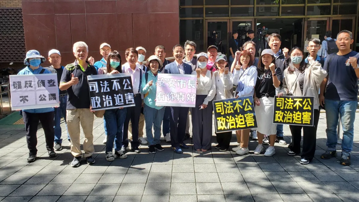 高虹安立委助理費案15日再度開庭,竹市數十位民眾再次聚集北院,為高虹安加油打氣。(圖/新竹市里長聯誼會提供)
