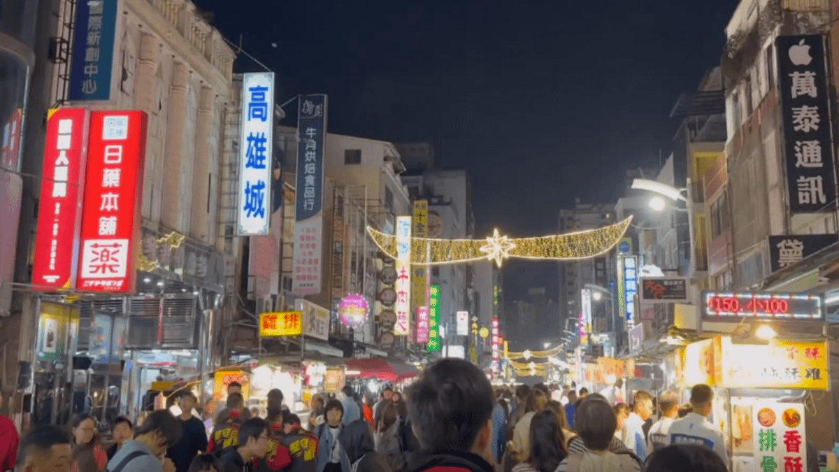 高雄六合夜市被直擊人潮滿滿。(圖/翻攝自王浩宇Threads) 高雄六合夜市被直擊人潮滿滿。(圖/翻攝自王浩宇Threads)