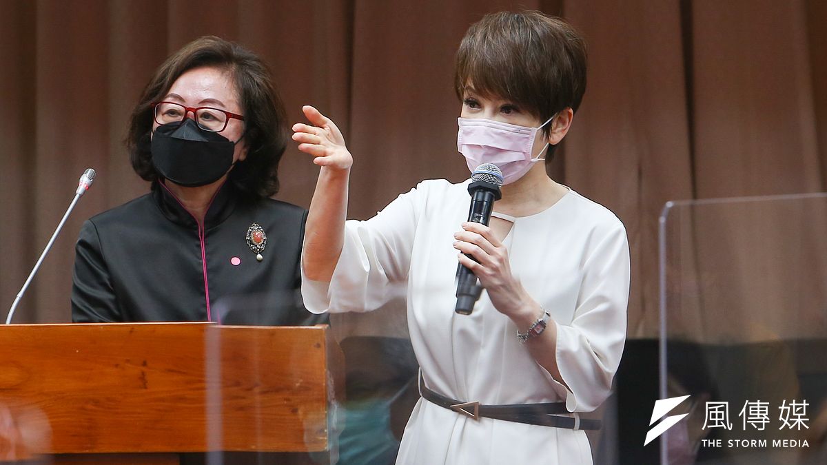 華視代總經理陳雅琳(右)、公視董事長陳郁秀(左)雙雙堅持請辭,陳雅琳在立院備詢時表示要「忍辱負重」善後。(顏麟宇攝) 華視代總經理陳雅琳(右)、公視董事長陳郁秀(左)雙雙堅持請辭,陳雅琳在立院備詢時表示要「忍辱負重」善後。(顏麟宇攝)