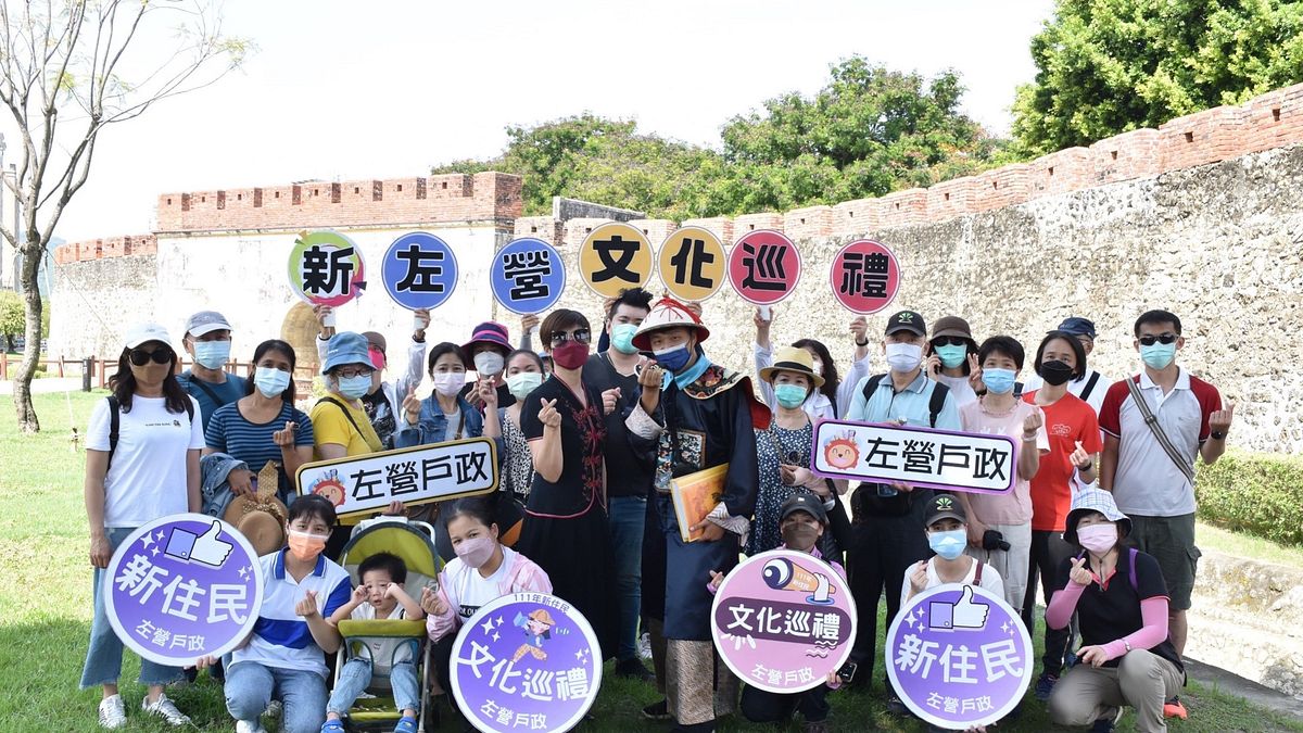高雄市左營戶政事務所邀請新住民朋友實際感受左營特有的古蹟及廟宇文化。(圖/高市民政局提供) 高雄市左營戶政事務所邀請新住民朋友實際感受左營特有的古蹟及廟宇文化。(圖/高市民政局提供)