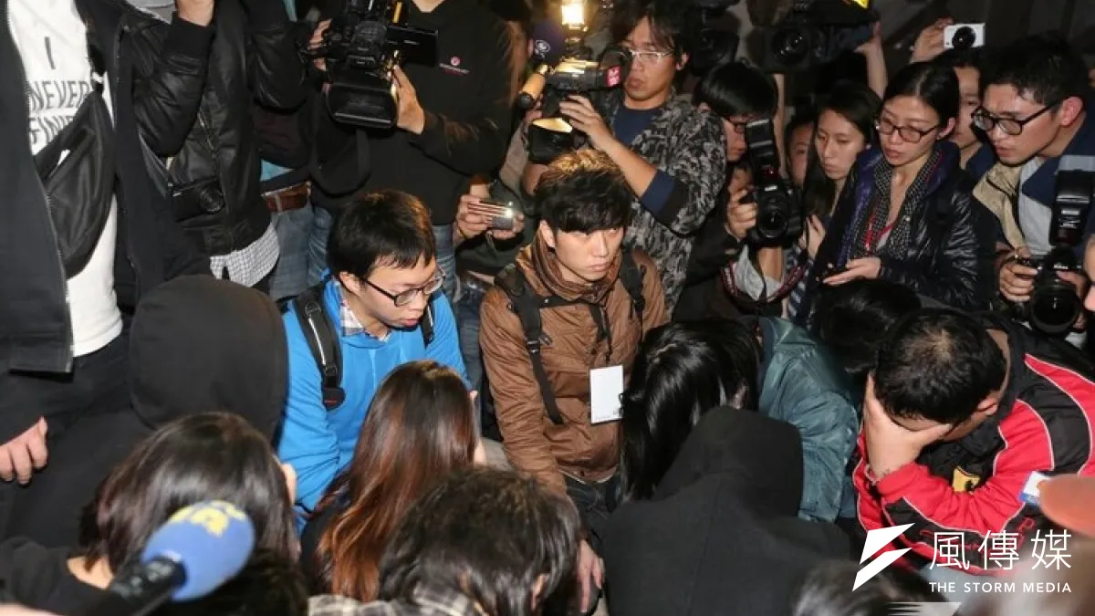 反服貿學生衝行政院,藍衣者為魏揚。(余志偉攝)