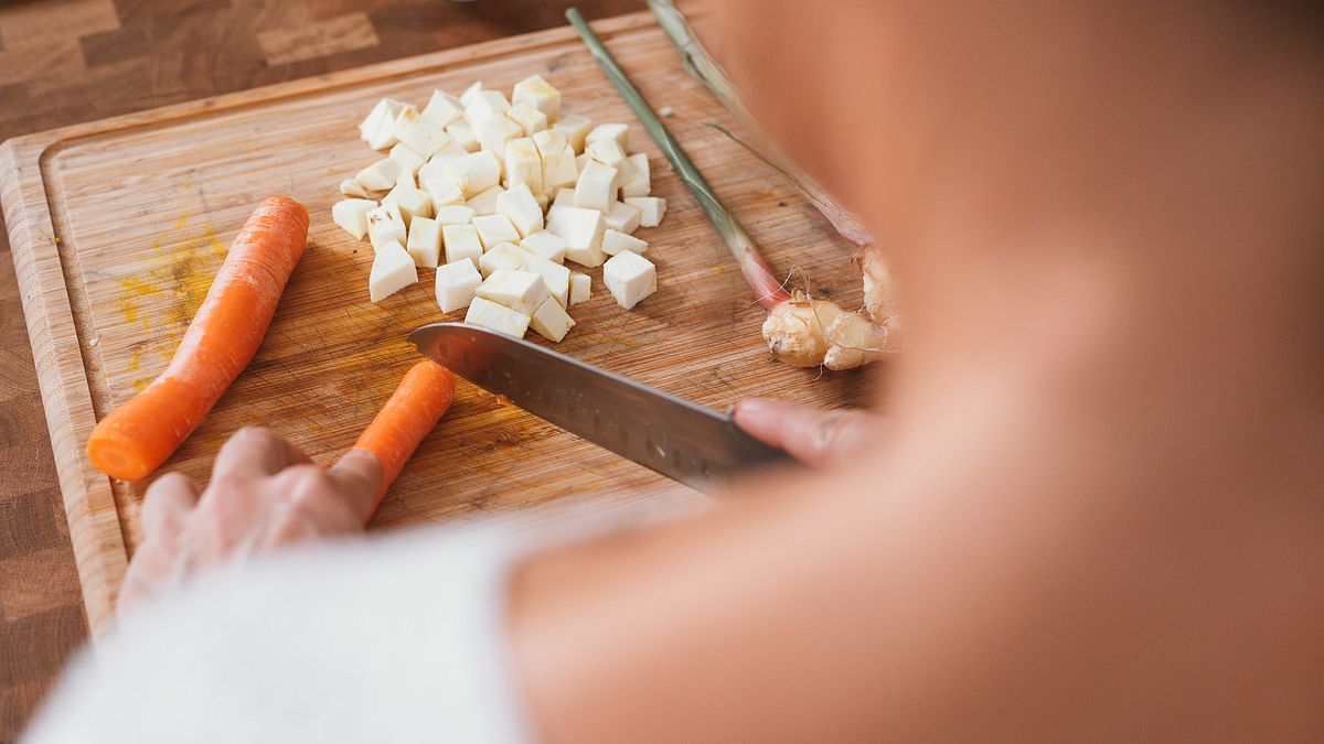 砧板是做料理時不可或缺的工具,其中砧板又分成木製、橡膠製、塑膠製等不同材質,有專業廚師分享,砧板的材質其實會影響準備食材時的種種體驗。(示意圖/取自Unsplash) 砧板是做料理時不可或缺的工具,其中砧板又分成木製、橡膠製、塑膠製等不同材質,有專業廚師分享,砧板的材質其實會影響準備食材時的種種體驗。(示意圖/取自Unsplash)