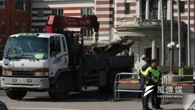 總統府25日凌晨5時4分發生貨車衝撞事件,震驚社會。圖為早上10點多府前已移除肇事車輛和清理現場的最新畫面。(余志偉攝)