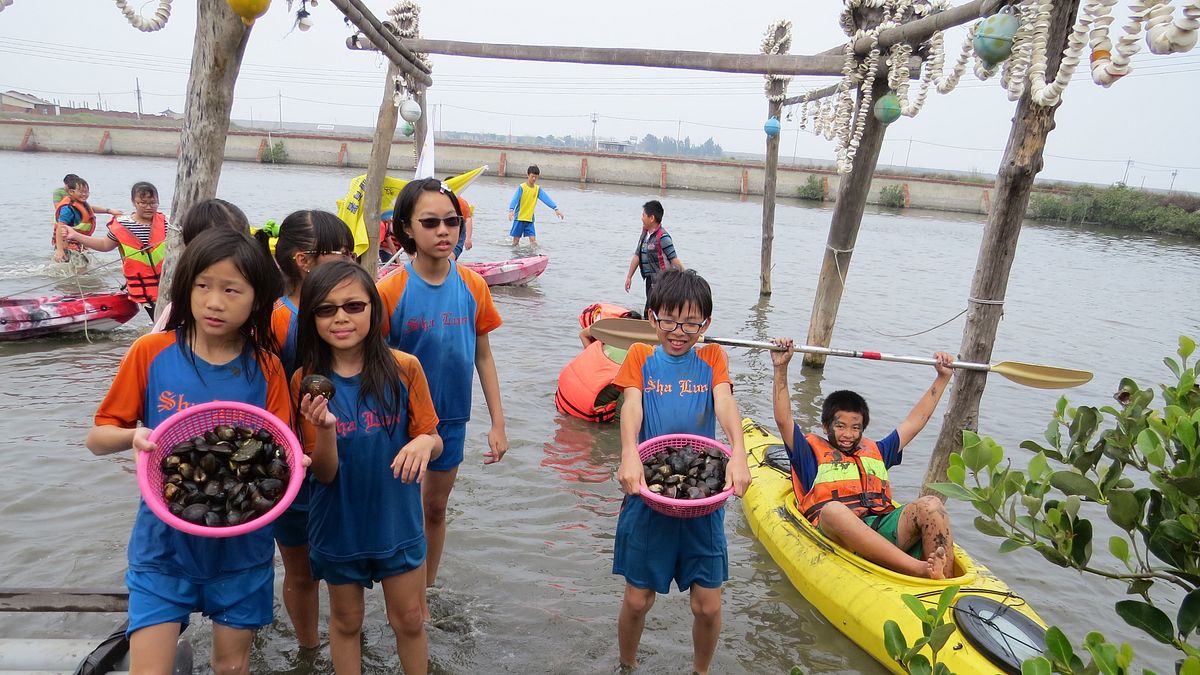 摸蜆、走讀、划獨木舟 來口湖陸海空連線驚喜之旅吧 摸蜆、走讀、划獨木舟 來口湖陸海空連線驚喜之旅吧