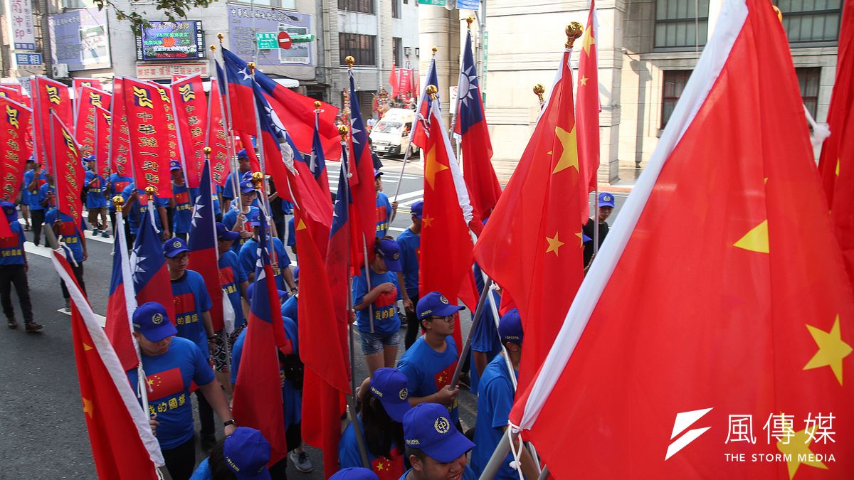 中華統一促進黨「兩岸一家親,幫中國慶國慶」遊行活動,出現我國旗和中華人民共和國旗陣並列。(陳明仁攝) 中華統一促進黨「兩岸一家親,幫中國慶國慶」遊行活動,出現我國旗和中華人民共和國旗陣並列。(陳明仁攝)