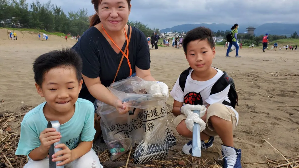 新北市金山財神爺公益協會今日於金山青年活動中心舉辦淨灘趣x野餐曬x悅讀熱活動。(圖/金山財神爺公益協會)