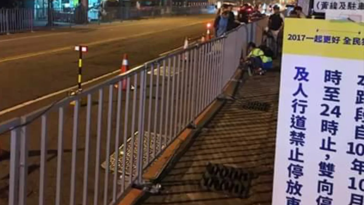 國慶晚會將於9日晚上7點在台中舉行,周邊道路兩旁裝上了鐵欄,引起台中市民眾批評,質疑「圍城」作法太誇張。(取自蔡余祿臉書)