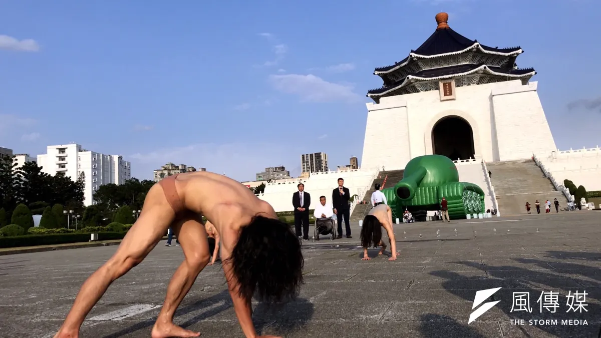 三語事劇場演出行動劇〈自由之路:百年追求〉,紀念在六四事件中追求自由這條路上的受難者。(吳尚軒攝)