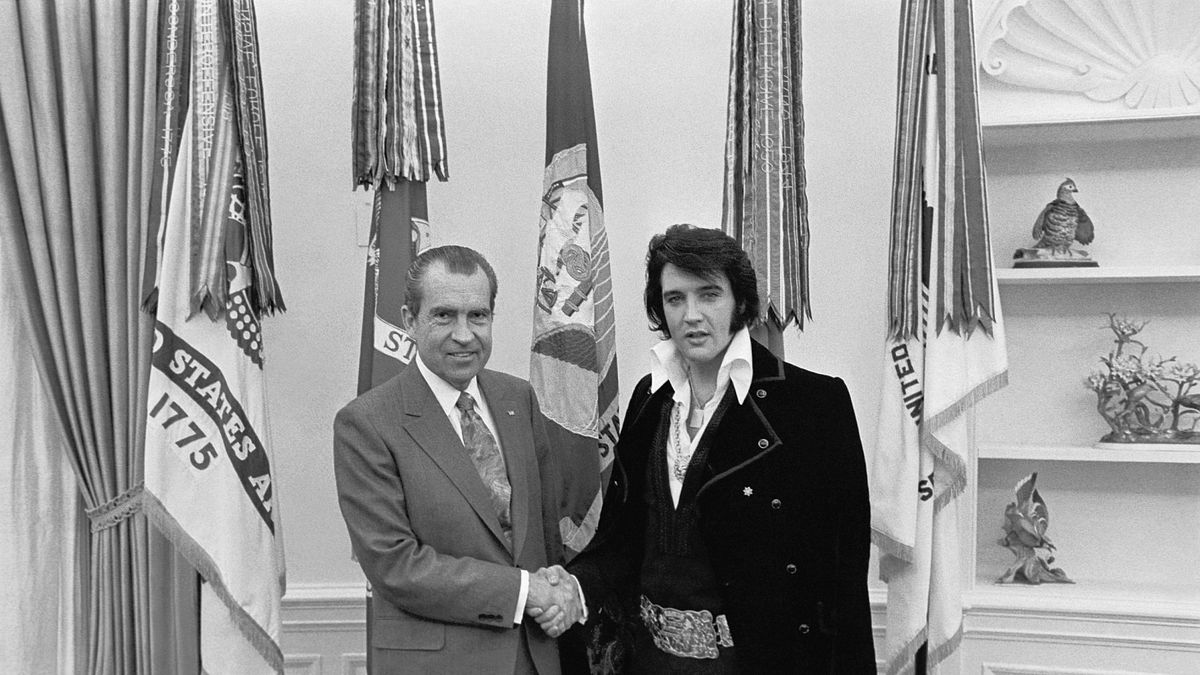 美國總統尼克森與貓王(Elvis Presley),1970年(Wikipedia / Public Domain) 美國總統尼克森與貓王(Elvis Presley),1970年(Wikipedia / Public Domain)