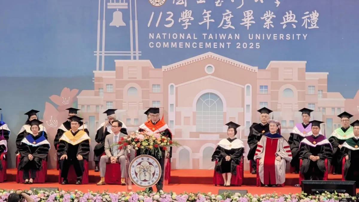 國立臺灣大學畢業典禮,校長陳文章期勉畢業生走出屬於自己的路,也成為影響他人的力量。(圖/1111人力銀行提供)