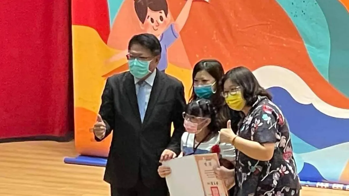 屏東縣府舉辦110學年度縣立高國中小暨補校應屆畢業生縣長獎頒獎典禮,縣長潘孟安親自頒發獎狀。(圖/屏東縣政府教育處提)