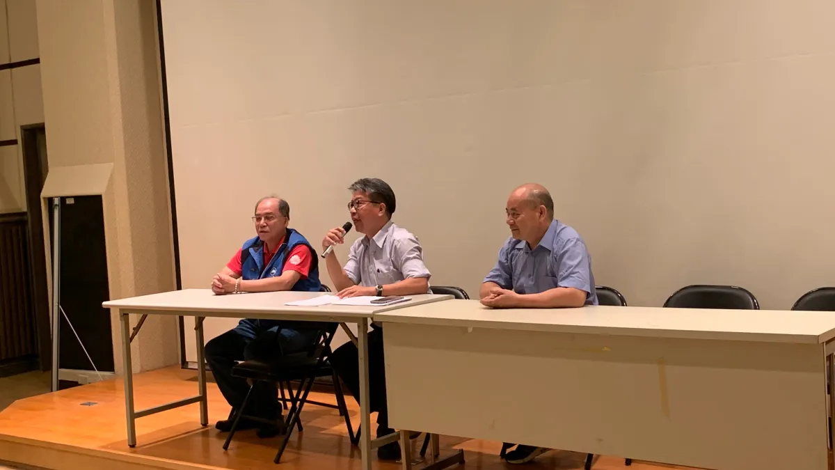 臺中市環保局代理局長陳宏益向業者說明文山焚化爐停爐維修作業及垃圾處理方式。(圖/臺中市政府提供)